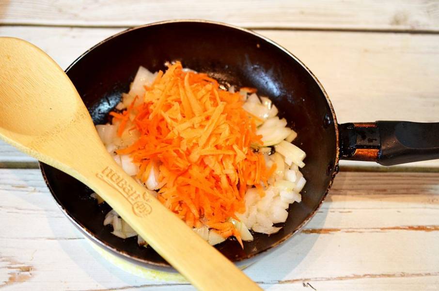 5. Добавьте к кабачкам лук и морковь, обжарьте все вместе около 7 минут.