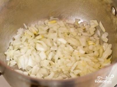 В другую кастрюлю налейте растительное масло и выложите мелко нашинкованный лук. Жарьте лук в течение 5 минут, постоянно помешивая.
