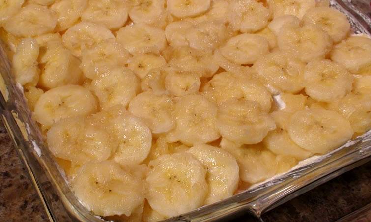 7. Выложить бананы сверху творожной массы одним слоем. 
