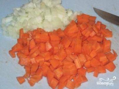 2. Луковицу и морковь очистить. Нарезать небольшими кубиками. При желании можно слегка обжарить в мультиварке на режиме "выпечка".