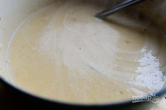 Когда суп станет однородным, влейте его снова в кастрюлю посолите, поперчите и добавьте сливки. Варите примерно 2-3 минуты.