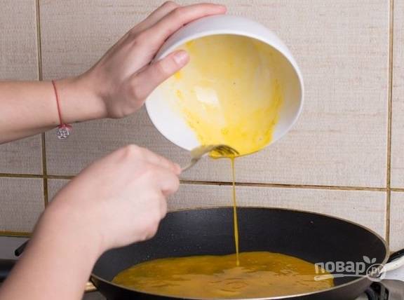 4. Вылейте омлет на сковороду. 