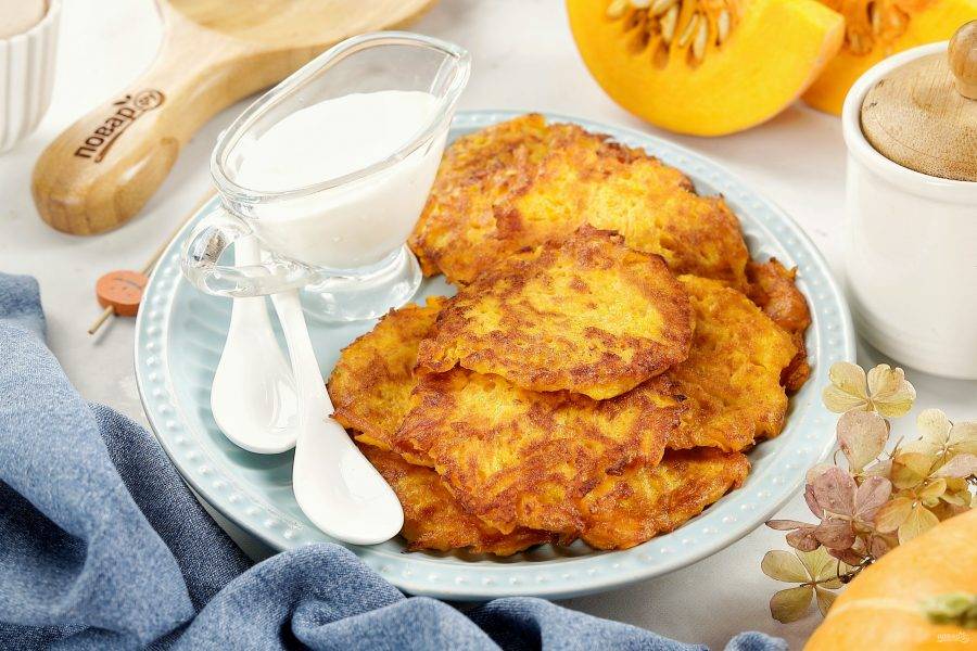 Тыквенные оладьи готовы. Сразу подавайте на стол. Для десертного варианта идеально подойдёт сметана, а если вы добавили зелень или сыр, то можно приготовить к ним чесночный соус. Приятного аппетита!