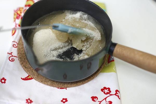 3. Агар прогреваем на плите, добавим сахар и варим, постоянно помешивая, чтобы весь сахар растворился. Когда появится белая пена - с огня снимаем.