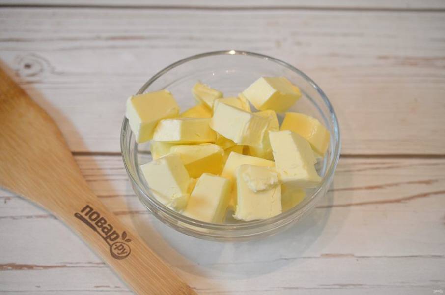 1. Масло нарежьте кубиками, растопите и охладите.