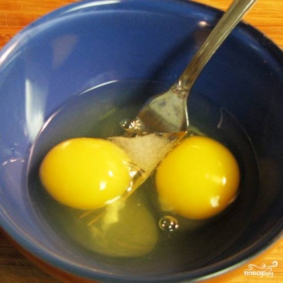Пока брокколи варятся, взбиваем яйца с солью.