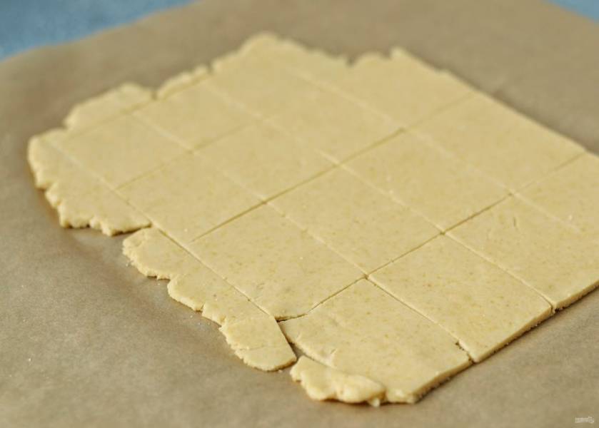 Раскатайте тесто в полсантиметра толщиной. Нарежьте его на прямоугольники. 