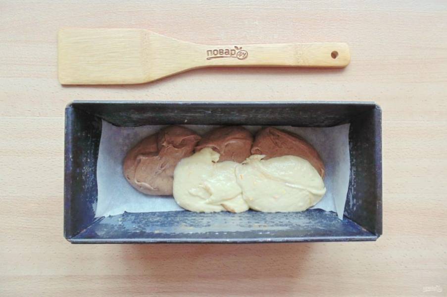 Поочередно выкладывайте светлое и коричневое тесто в форму для кекса.