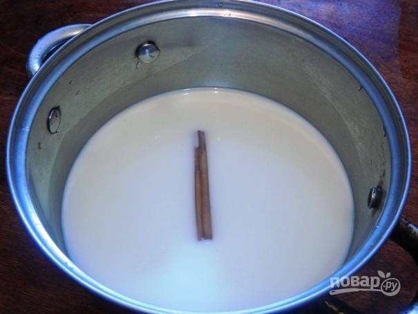 Молоко в сотейнике ставим на небольшой огонь и добавляем палочку корицы. 
