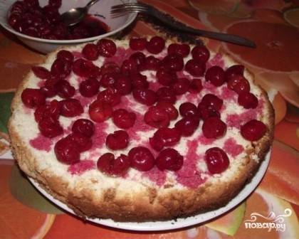 Торт можно прослоить ягодами или просто кремом. выкладываем ягоды на корж, пропитываем сиропом или соком ягод.