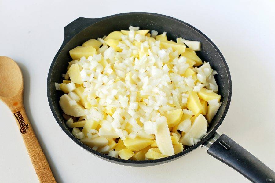 Добавьте нарезанный брусочками картофель и лук, нарезанный кубиками. Обжарьте все вместе до полной готовности. Соль добавляйте в конце, когда картофель будет почти готов.