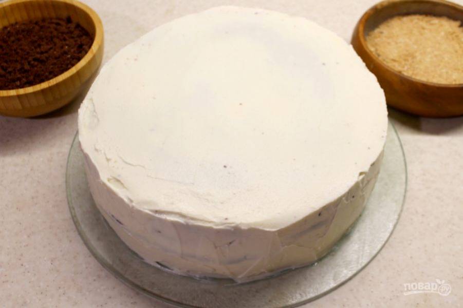 Торт собран. Остается хорошо промазать весь периметр и выровнять верхний слой кремом. 