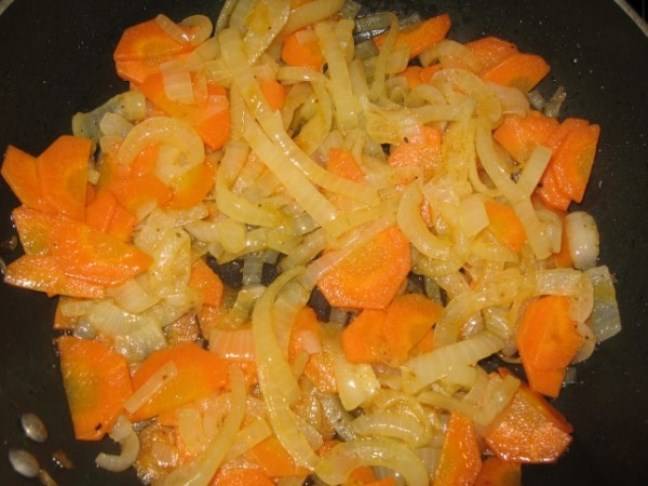Лук и морковь порежьте полукольцами. Раскалите масло на сковороде и бросьте туда лук. Обжаривайте минуты три, затем добавьте морковь и щепотку молотой паприки. Обжаривайте еще 5-6 минут. 