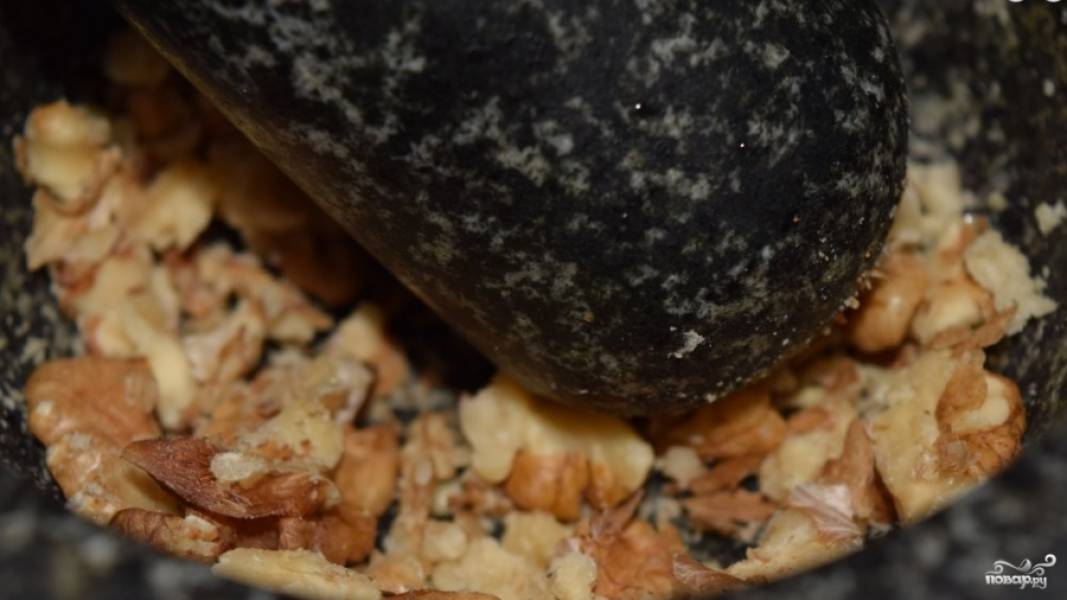 3.	Грецкие орехи немного подсушиваем на сухой сковороде, измельчаем их в ступке или с помощью скалки, посыпаем наш десерт.
