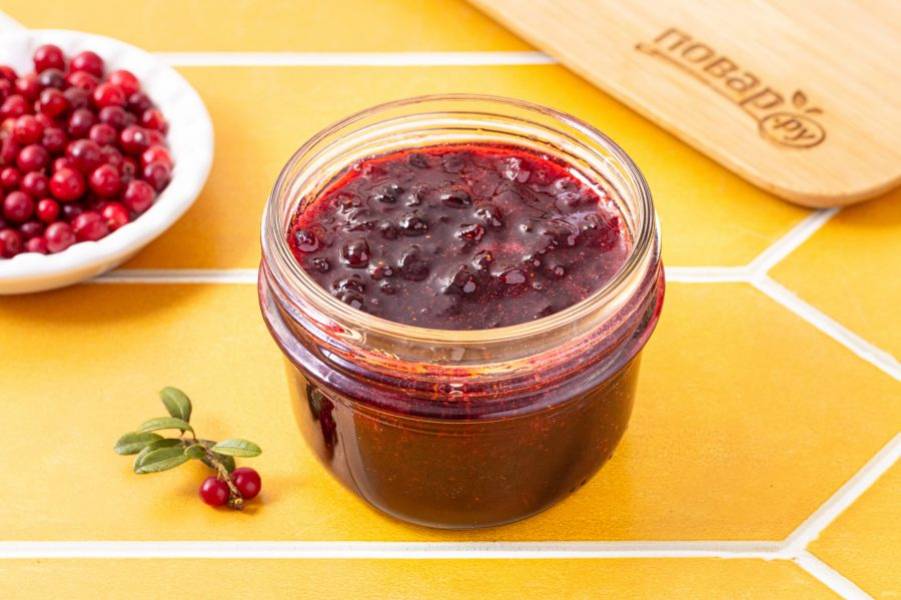 Готовый джем переложите в чистую стерилизованную баночку. После остывания он станет гуще и плотнее.