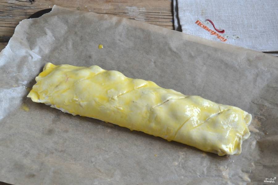 Смажьте его взбитым яйцом и сделайте 3-4 нареза ножом. Отправьте штрудель в разогретую до 180 градусов духовку на 20 минут. 