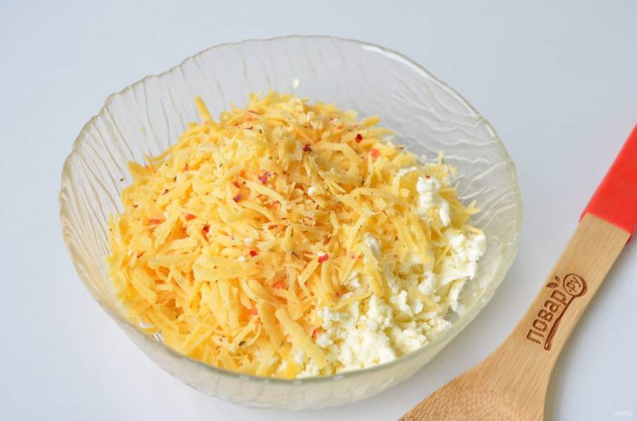 4. Для начинки натрите весь сыр на крупной терке. 