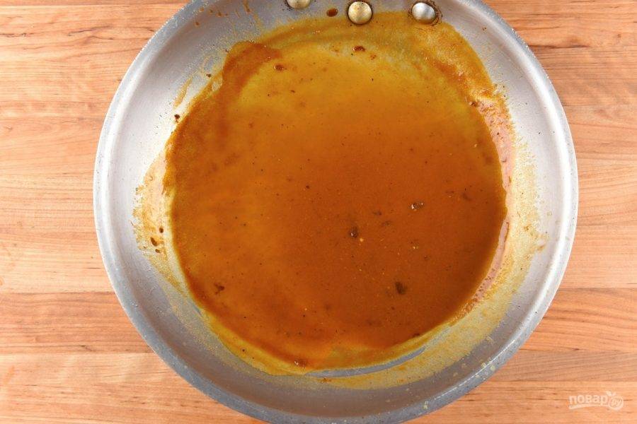 5. А пока сделайте соус. В сотейнике в течение 1,5 минут подогрейте воду с медово-горчичной смесью и соусом, постоянно помешивая.