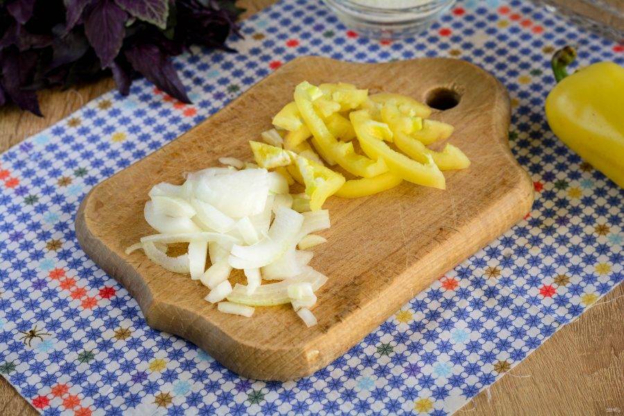 Почистите перец  и лук, нарежьте овощи полосками.