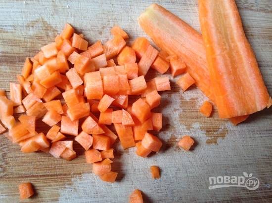 Очистим морковку, нарежем её кубиками. Можно и натереть на крупной терке, это уж как вам нравится.