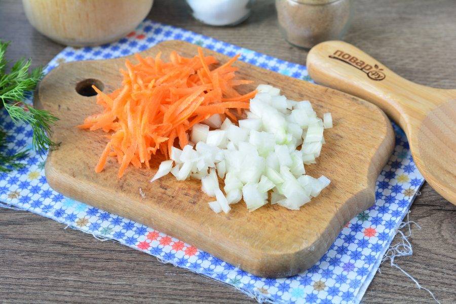 Лук нарежьте мелкими кубиками, морковку натрите на терке.