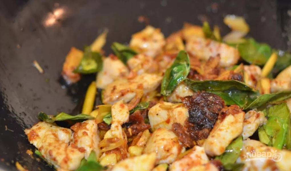 1. На растительном масле обжарим кусочки курицы, добавим к ним чеснок, кафир-лайм и лемонграс, измельенный перец чили и томатную пасту. Обжарим, чтобы курица взялась корочкой.