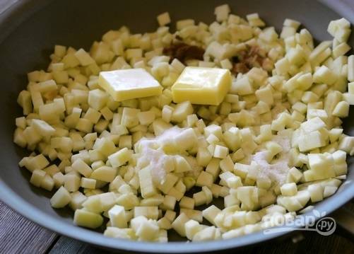 1. Яблоки очистите и нарежьте небольшими кубиками. Выложите на сковороду со сливочным маслом. 