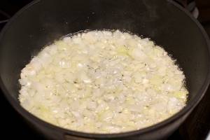 2. Обжариваем лук и чеснок на растительном масле, как обычно. Можно использовать оливковое масло.