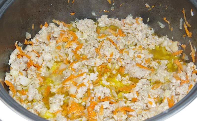 Для начала измельчаем лук и морковь. Обжариваем овощи с фаршем на растительном масле в чаше мультиварки. Режим "Жарка", 15 минут. За 2-3 минуты до готовности влейте бульон. Соль и перец добавьте по своему вкусу.