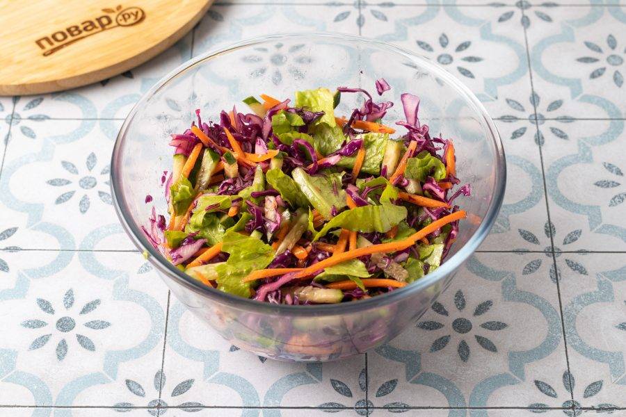 Соедините все ингредиенты вместе, заправьте и перемешайте салат.