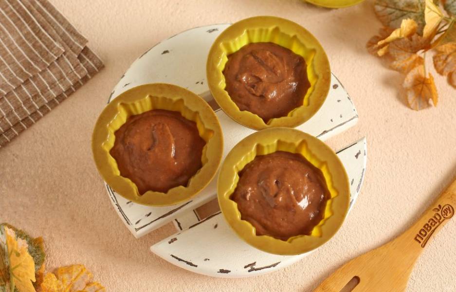 Разложите тесто по формочкам, заполняя их примерно на 2/3 и выпекайте кексы в духовке при температуре 200 градусов около 20 минут. Готовность проверяйте деревянной шпажкой.