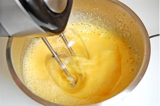 Готовим сахарный сироп (70 гр сахара и 50 воды). Горячий сироп вливаем в желтки и взбиваем, пока сироп не остынет до комнатной температуры.
