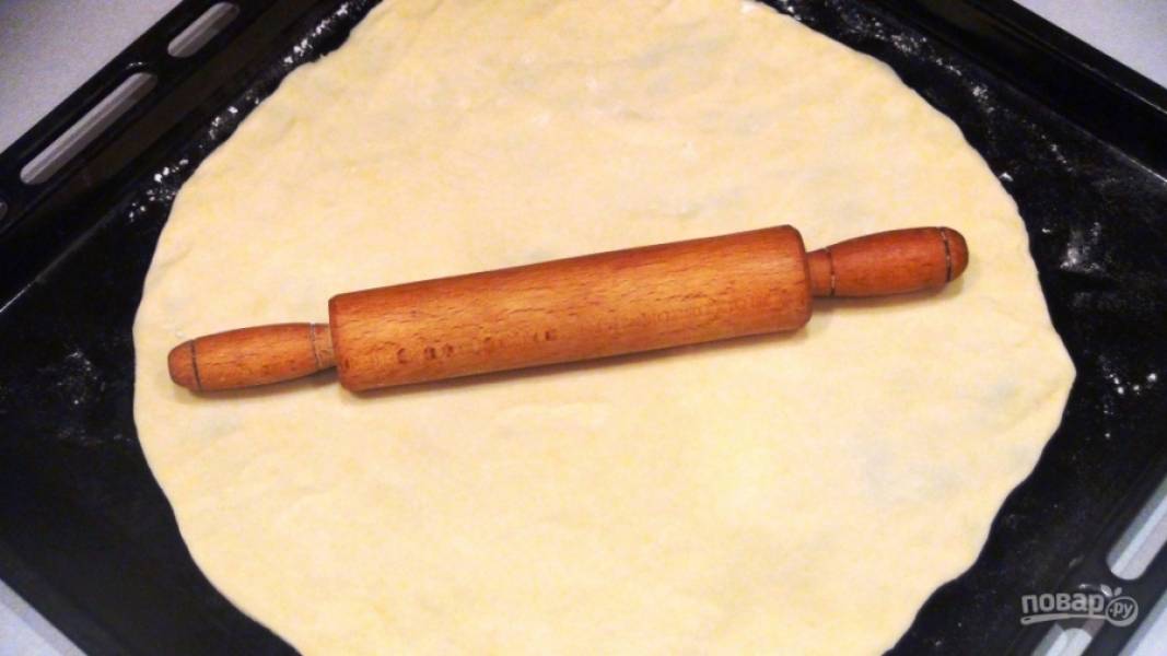 Вводите столько муки, сколько возьмет тесто. Оно должно получиться эластичным и не липким. Противень смажьте маслом и раскатайте тесто прямо в нем. Придавайте тесту любую форму. 