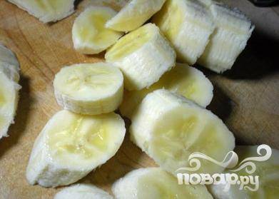 3.	Банан необходимо нужно помыть и чистить от кожуры, а затем порезать на несколько частей.