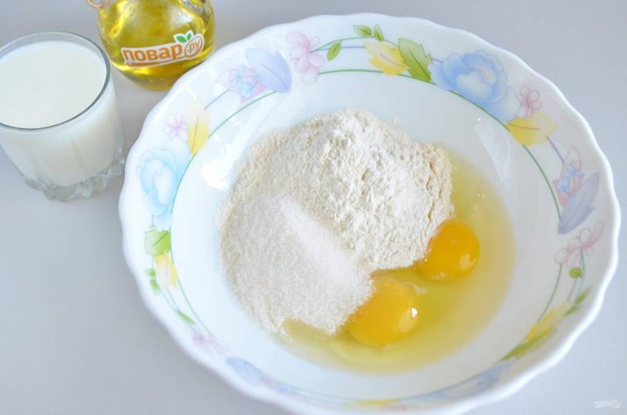 2. Соедините яйца с сахаром и мукой, в процессе влейте молоко. Миксером соедините массу до однородности.
