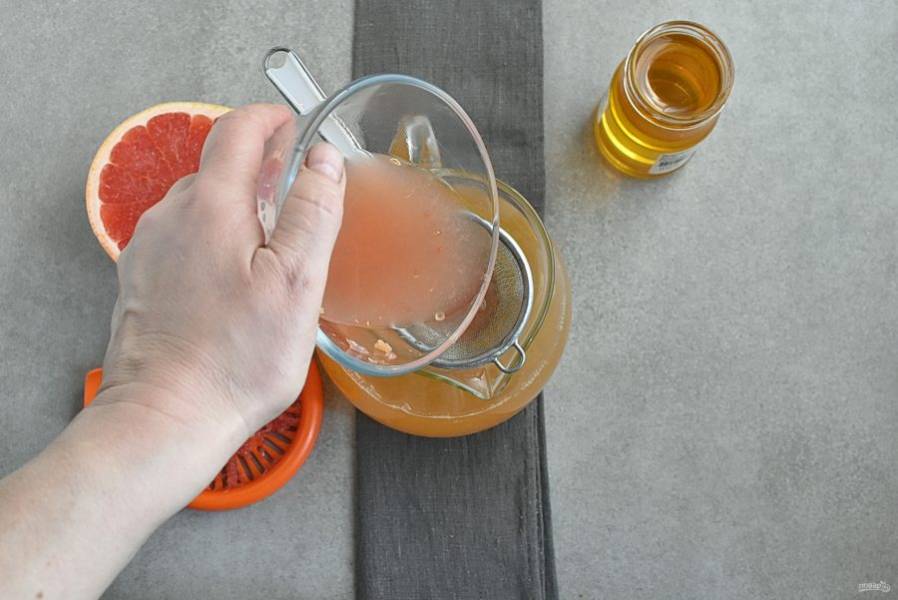 Процедите сок в кувшин через пластиковое сито, чтобы витамин С не окислялся.