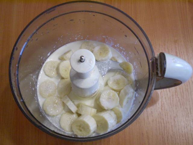 3. Кладем в блендер банан, сахар, наливаем чуточку сливок, начинаем пюрировать смесь.