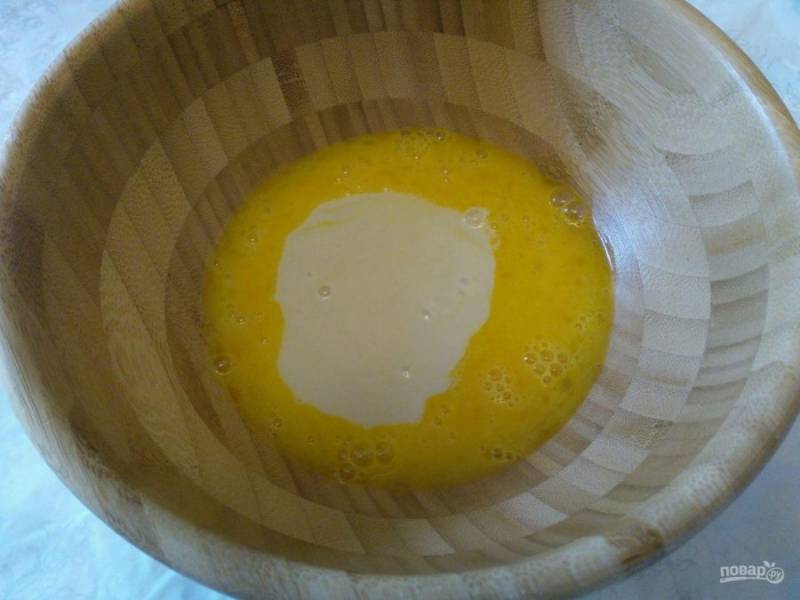 Яйцо слегка взбейте с солью, добавьте сгущённое молоко и перемешайте до однородности.