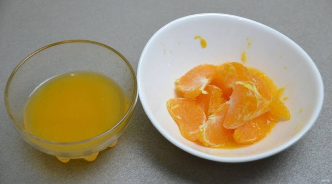 Отожмите 50 мл. мандаринового сока и приготовьте 100 грамм мандариновой мякоти без семечек.