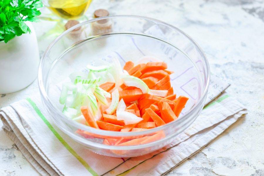 Очистите морковь и лук, вымойте и просушите. Нарежьте лук полукольцами, морковь крупными брусками.