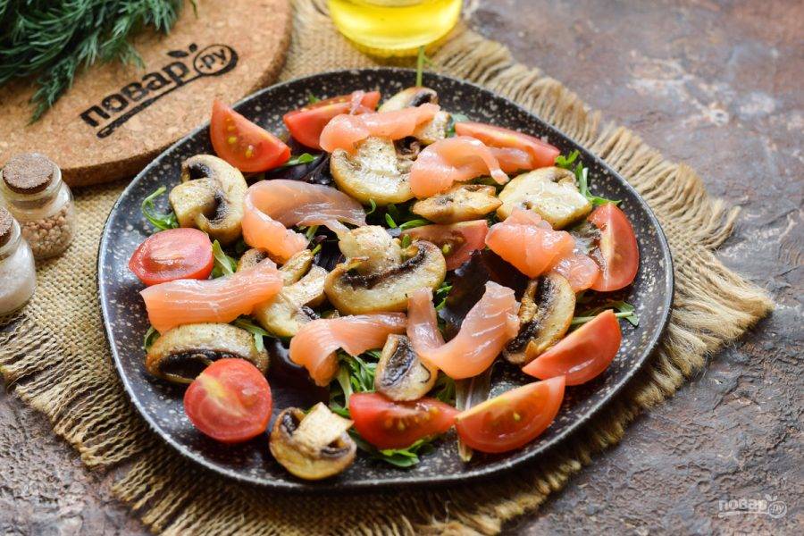 Красную рыбу нарежьте пластинами или полосками и добавьте в салат.