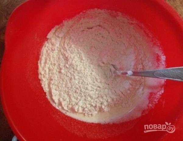 2.	В отдельной миске соедините куриные яйца, сахарный песок, муку и соду, перемешайте. Отставьте на 15 минут.