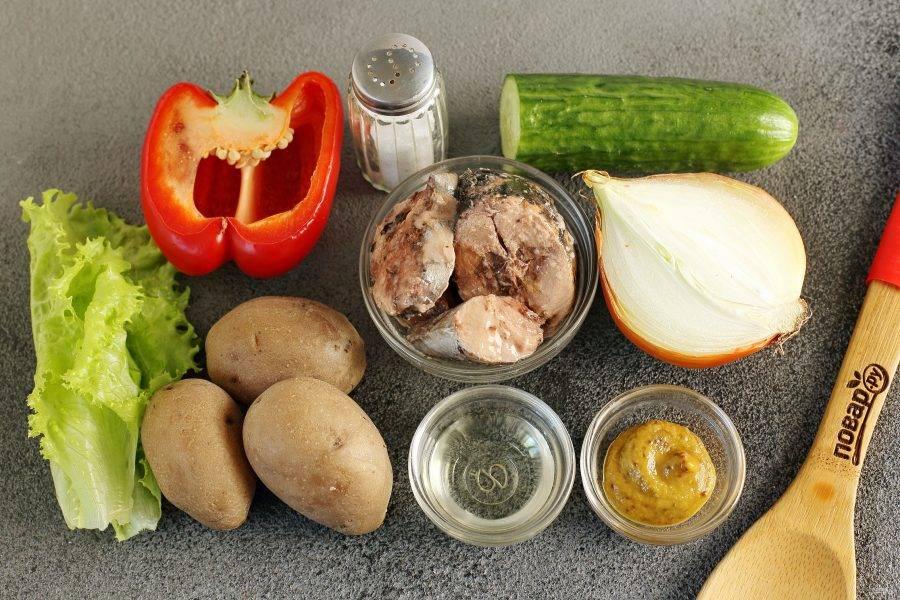 Подготовьте все ингредиенты. Салат выкладывайте слоями. Подойдет большая плоская тарелка или любой глубокий салатник. Каждый слой по необходимости подсаливайте по вкусу.