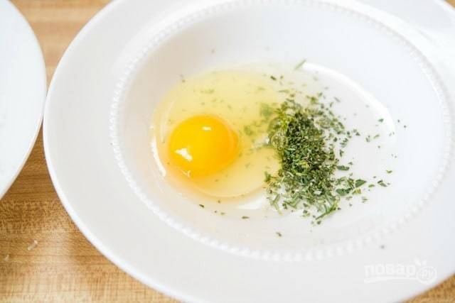 2. Во второй перемешайте яйца с мелко нашинкованными листочками розмарина.