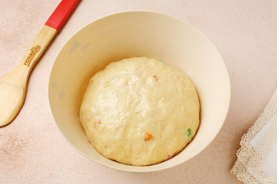 Соберите готовое тесто в шар, смажьте растительным маслом, накройте полотенцем или пищевой плёнкой и уберите в тёплое место для подъёма на 2 часа.
