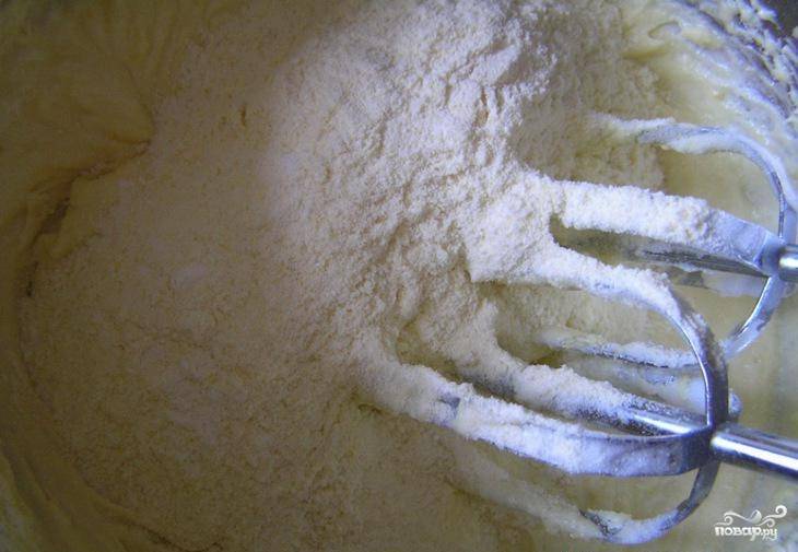 3. Просейте отдельно кукурузную и пшеничную муку, добавьте вместе с разрыхлителем в тесто, продолжая взбивать.