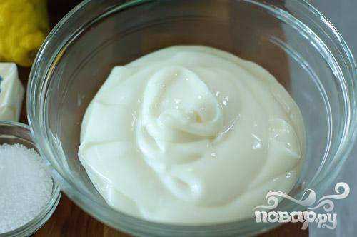 Залить йогурт в миску.