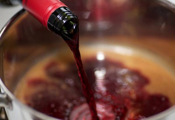 5. Влить в кастрюлю хорошее красное сухое вино. 