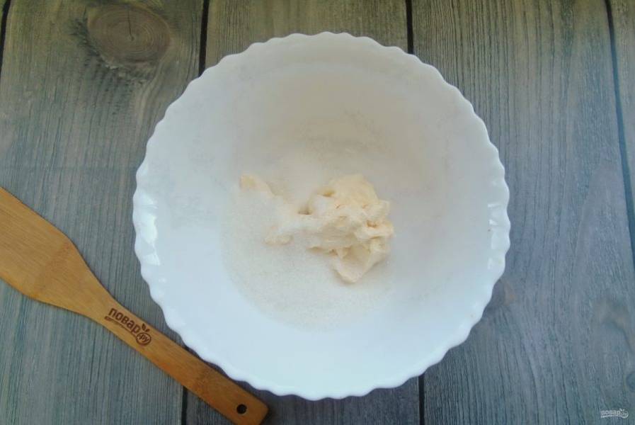В миску выложите мягкое сливочное масло и сахар. Взбейте миксером или хорошо перемешайте ложкой.