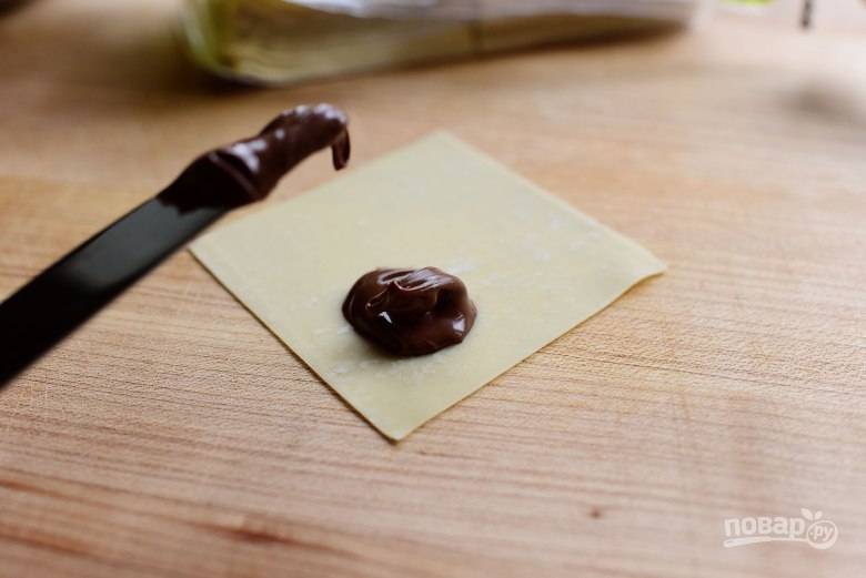 2. На квадратик теста намажьте шоколадную пасту.